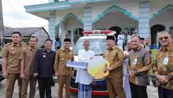 Gubernur Babel Serahkan Ambulans untuk Warga Desa Kemingking
