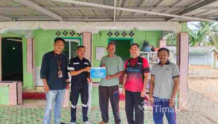 PT TIMAH Serahkan Bantuan Untuk Musala Baiturrohma di Desa Keposang