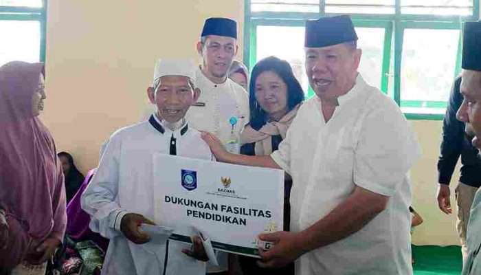Gubernur Bangka Belitung Salurkan Zakat BAZNAS di Desa Penyamun