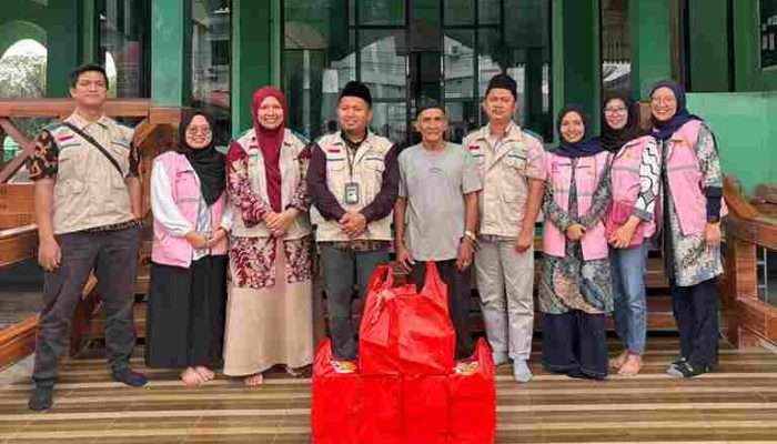 Berkah Ramadan 1447 H, YBM PLN Berbagi Takjil untuk Jamaah Masjid dan Pengendara di Tanjungpandan