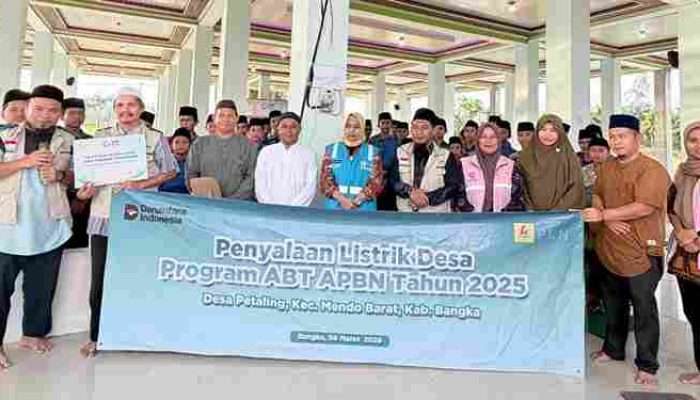 YBM PLN Babel Salurkan Bantuan Sosial dan Layanan Listrik untuk Pesantren dan Masyarakat Desa Petaling