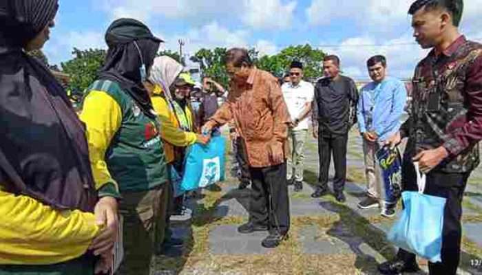 Bank Sumsel Babel Berkolaborasi dengan Pemko Pangkalpinang Serahkan Bantuan Sembako untuk Petugas Kebersihan