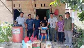 PT TIMAH Serahkan Bantuan Biaya Pengobatan untuk Warga Desa Rias