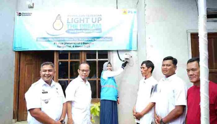 PLN Sambung Gratis Ratusan Rumah di Bangka Belitung Lewat Program Light Up The Dream