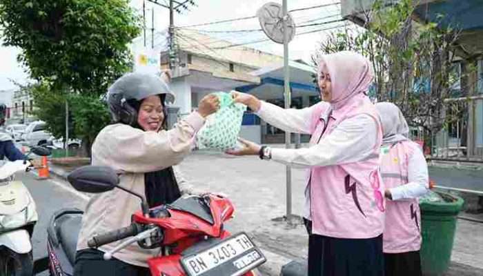 Semangat Ramadan, Srikandi PLN UIW Babel Berbagi Takjil Gratis