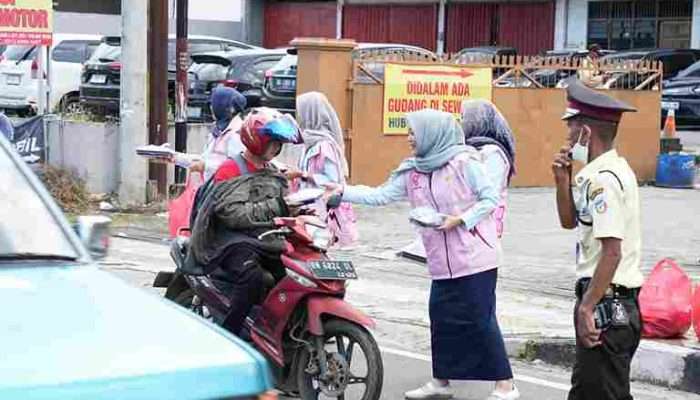 Srikandi PLN Babel Berbagi Takjil dan Kurma di Bulan Ramadan