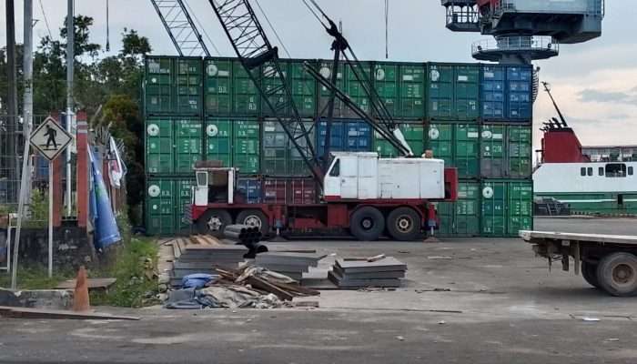 15 Kontainer Berisi Ilmenite Disegel Bea Cukai Pangkalbalam