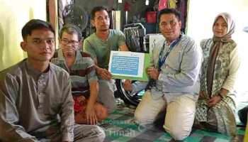 PT TIMAH Berikan Bantuan Kursi Roda kepada Warga Teluk Radang