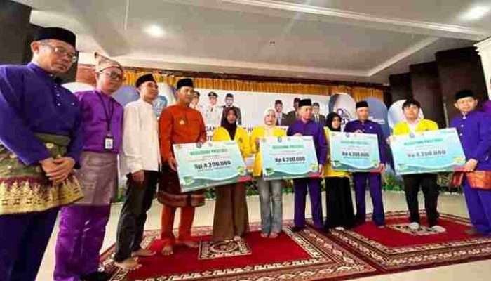 Empat Mahasiswa Institut Pahlawan 12 Terima Beasiswa Bank Sumsel Babel Syariah