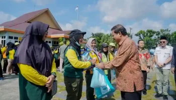 Petugas Kebersihan dan Pertamanan Terima Paket Sembako dari Walikota Pangkalpinang
