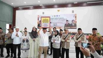 Gubernur Babel Hidayat Arsani Serahkan Dana Hibah untuk Jemaah Haji 2026