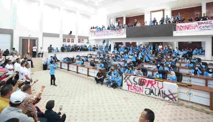 Mahasiswa UBB Duduki DPRD Babel, Soroti Efektivitas Program MBG