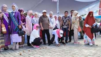 Festival Pasir Padi 2026 Tampilkan Tradisi Unik Menegakkan Telur di Pantai Pangkalpinang