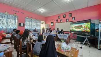 PT TIMAH dan DLH Bangka Barat Ajarkan Siswa Olah Sampah Plastik Bernilai Ekonomis