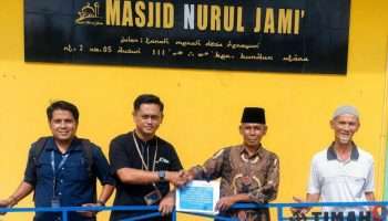 Bantu Prosesi Pemakaman, PT TIMAH Serahkan Tenda untuk Masjid Nurul Jami’ Desa Perayun