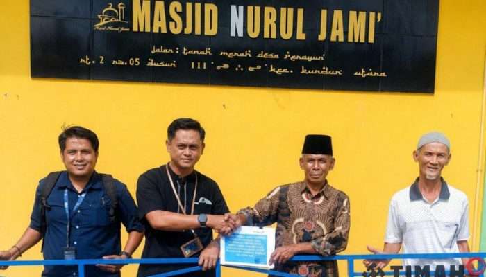 Bantu Prosesi Pemakaman, PT TIMAH Serahkan Tenda untuk Masjid Nurul Jami’ Desa Perayun