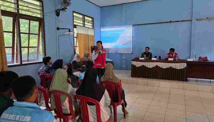 PLN UP3 Belitung Gelar Sosialisasi K3 dan Program ‘Find On’ di Desa Selumar
