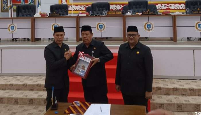 Dua Raperda Disahkan DPRD Babel, Eddy Ingatkan OPD Soal Serapan Anggaran