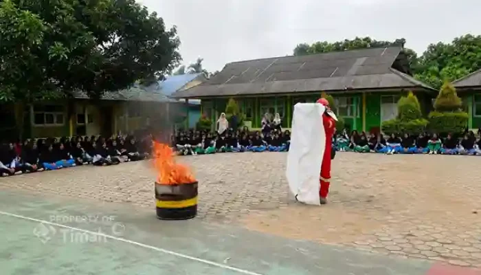 PT TIMAH Bekali Santri Ponpes Darul Furqan Karimun dengan Edukasi Keselamatan Kebakaran