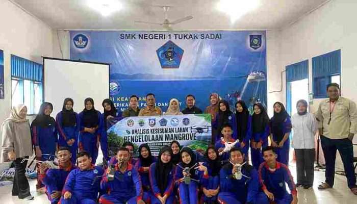 Tim Pengabdian Universitas Bangka Belitung Kenalkan Teknologi Drone kepada Siswa SMKN 1 Tukak Sadai