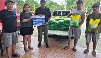 PT TIMAH Serahkan 1 Ton Beras di Tengah Sembahyang Rebut Kelapa Kampit, Lansia hingga Nelayan Terima Bantuan
