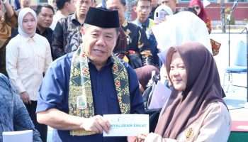 Gubernur Salurkan Bantuan Sekolah di Pangkalpinang, Ada Siswa Dapat Uang Tunai Rp515 Ribu