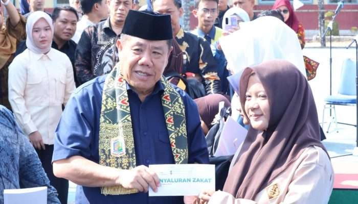 Gubernur Salurkan Bantuan Sekolah di Pangkalpinang, Ada Siswa Dapat Uang Tunai Rp515 Ribu