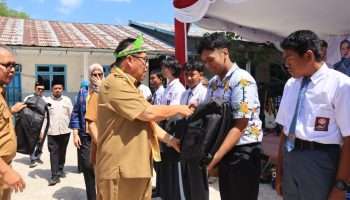 Siswa Belitung Terima Seragam Gratis, Gubernur Hidayat: Pendidikan Hak Semua Anak