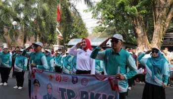 Ketua TP-PKK Babel Pimpin Penghormatan di Pawai HUT RI ke-81