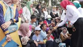 Pawai HUT RI ke-81 Makin Semarak, Noni Hidayat Berbagi Telur untuk Anak-anak