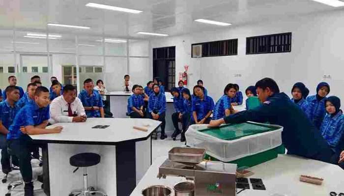 PLN dan IT PLN Beri Pelatihan Energi Terbarukan Bagi Siswa SMA