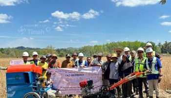 Lewat Program TAJ Berbagi, PT Tanjung Alam Jaya Bantu Petani Mangkauk Pangkas Waktu Kerja dan Hemat Tenaga