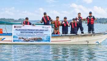 PT Timah Kolaborasi Bersama Warga Gemuruh Lepas 1.000 Kepiting Bakau di Laut Kundur