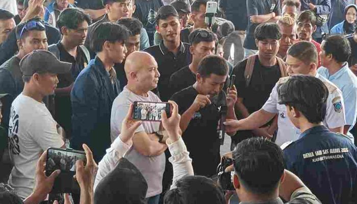 Warga Bedengung Datangi DPRD Babel, Desak Kepala Desa Dicopot