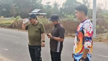 Saparudin Turun Bersihkan Jalan Baru Kampak, Sanksi Buang Sampah Sembarangan Dibahas