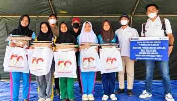 Bantu Anak Kembali Bersekolah, PT TIMAH Salurkan 210 Paket Seragam di Dusun Serdang